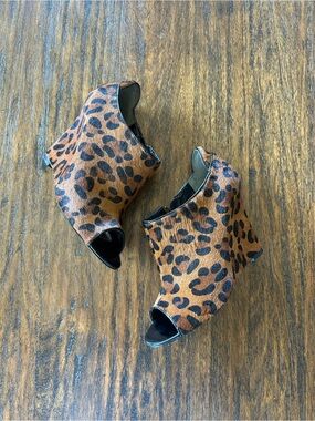 Nina New York Y2K Leopard Print Horsehair Wedge Peep Toe Heels Size 9